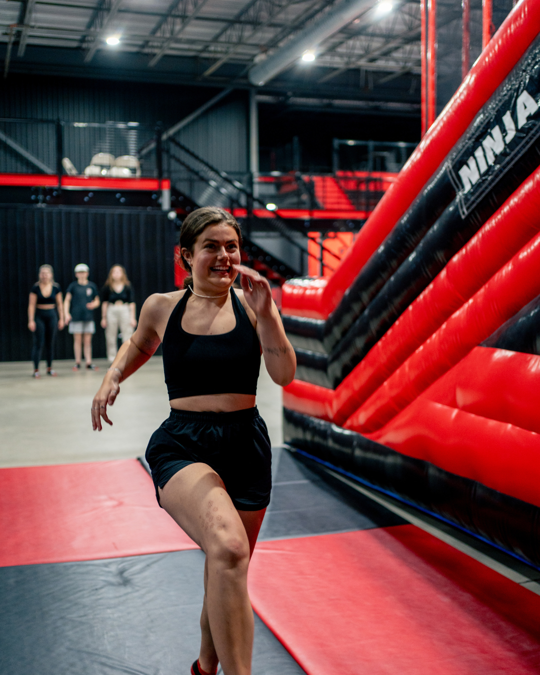 Jeune femme profitant d’un parcours d’obstacles intérieur chez Ninja Factory, un centre d’activités à Brossard.